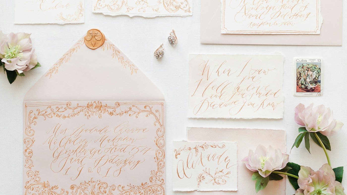 Papelería nupcial Comotinta: invitaciones, sobres y detalles de papel
